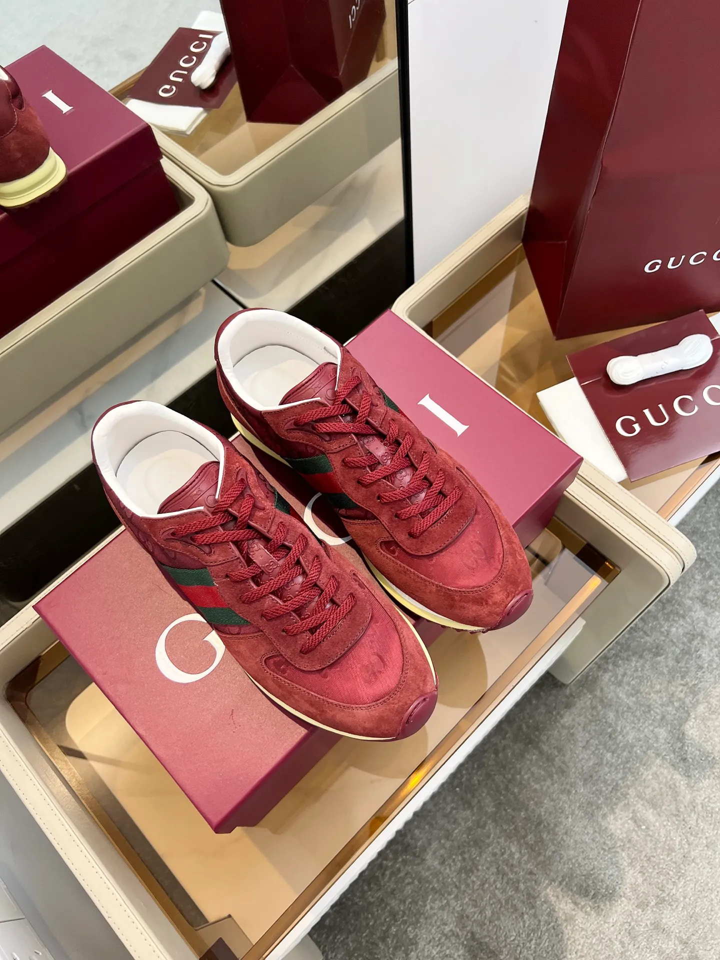 👟👟Ex-factory price 620👟👟 The design of Gucci's new casual shoes is simply amazing. The classic double G logo is matched with retro red and green webbing. It is fashionable and high-end. It is completely the top element in the fashion circle. It is highly recognizable when worn and keeps turning heads. 💯 The upper is soft and breathable, and the upper foot is comfortable! The soles are made of special cushioning material, so your feet won’t get tired no matter how much you walk. They are perfect for daily commuting, shopping, and traveling. Code number 40-45